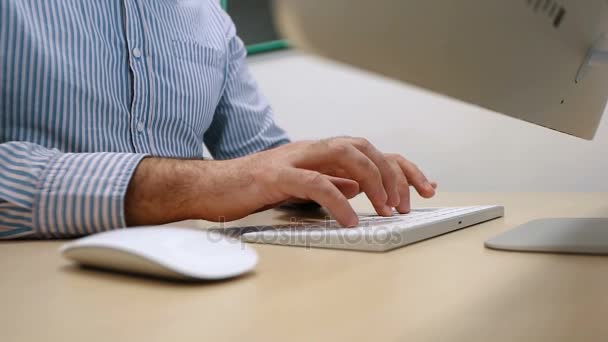 Joven Empresario Manos escribiendo en el teclado de la computadora — Vídeo de stock