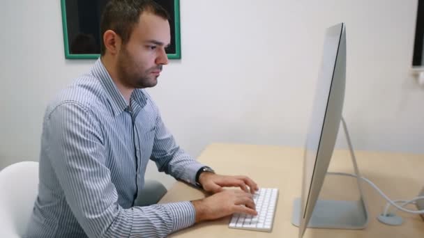 Jonge zakenman handen te typen op het toetsenbord van de Computer — Stockvideo