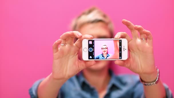Empresaria creativa tomando selfie — Vídeo de stock