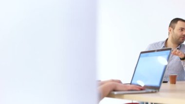 Güzel ve modaya uygun başlangıç ofisinde takım çalışması kavramı