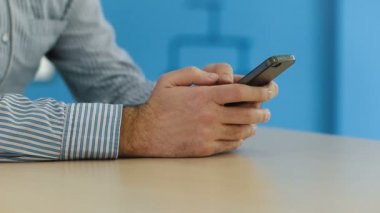 Cep telefonu kullanan bir iş adamı.