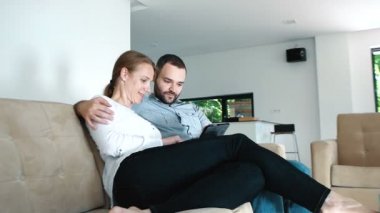 İki tv program seçme kanepe içinde  