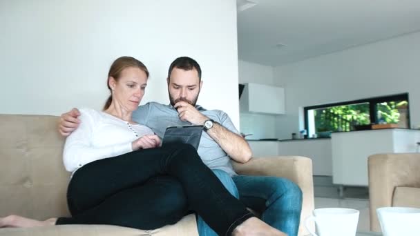 Пара в дивані вибирає телевізійну програму — стокове відео