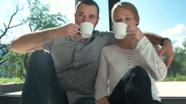 İki tv program seçme kanepe içinde  