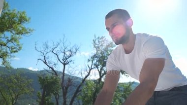 Çift germe ve evde egzersiz yapıyor  