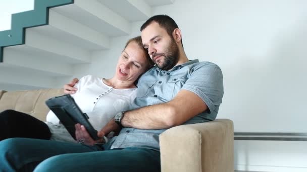 Couple in sofa choosing tv program — Stock Video