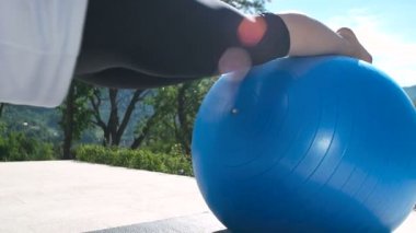 Kadın Yoga villa önünde yapıyor