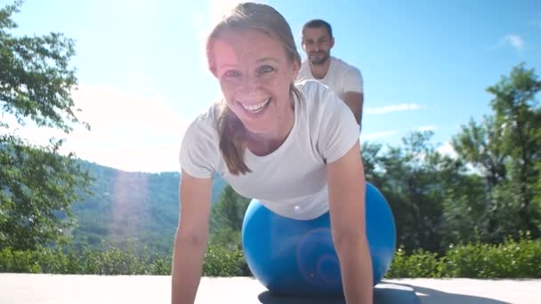 Par gör stretching och träning hemma — Stockvideo