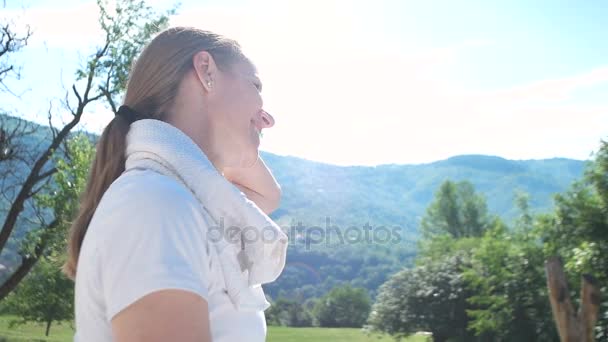 Mooie vrouw training op terras van moderne villa — Stockvideo