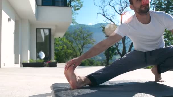 Homme faisant de l'exercice devant la villa — Video