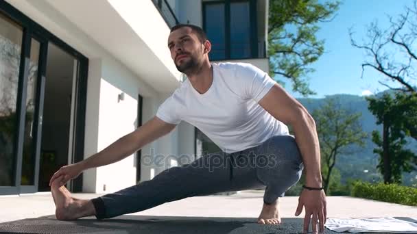 Homem fazendo exercício na frente da villa — Vídeo de Stock