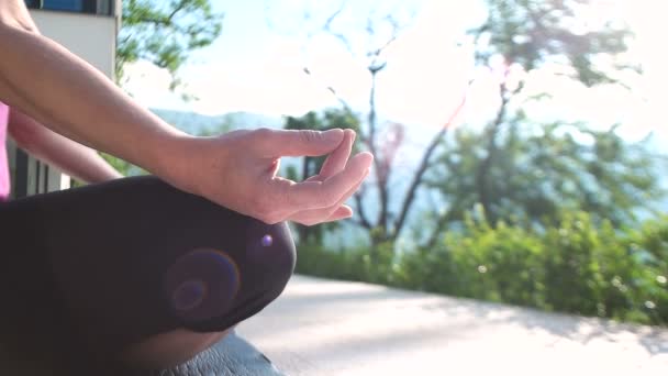 Kvinnan gör Yoga framför villa — Stockvideo