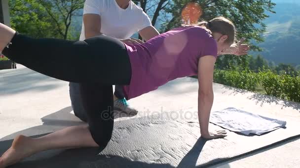 Casal fazendo alongamento e exercício em casa — Vídeo de Stock