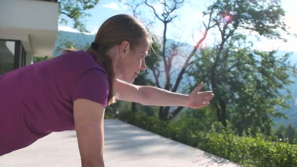 Kobieta robi joga przed Villą — Wideo stockowe