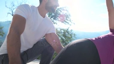 Çift germe ve evde egzersiz yapıyor  