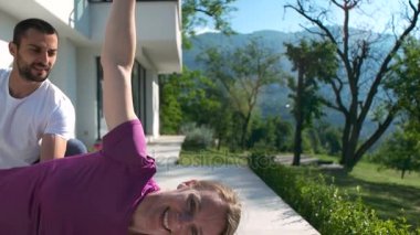 Çift germe ve evde egzersiz yapıyor  