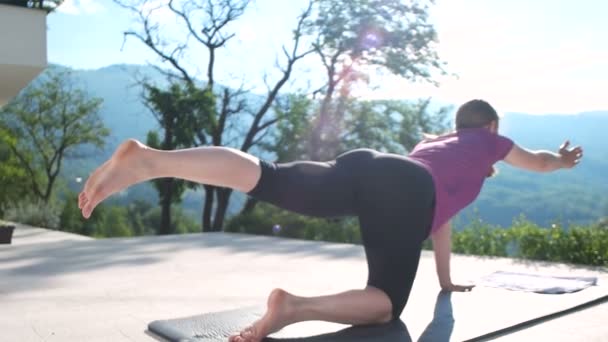 Femme faisant du yoga devant la villa — Video