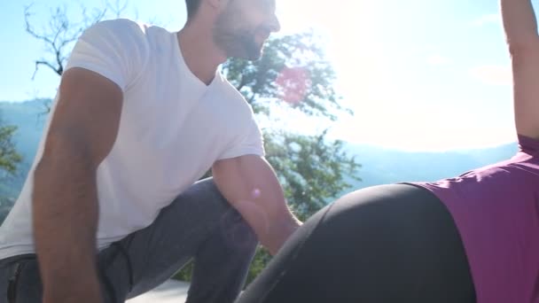 Par gör stretching och träning hemma — Stockvideo