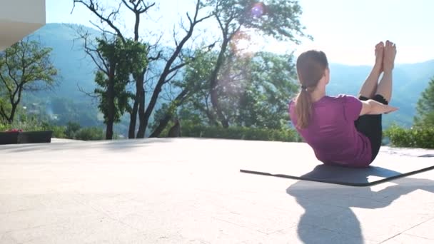 Mujer haciendo yoga delante de la villa — Vídeo de stock