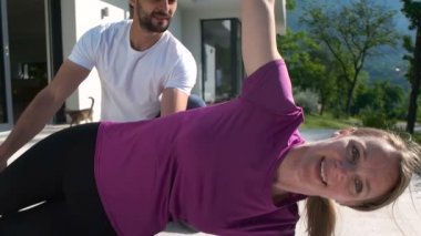 Çift germe ve evde egzersiz yapıyor  