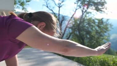 Kadın Yoga villa önünde yapıyor