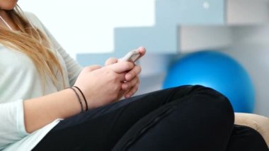 Villada cep telefonu kullanan kadın 