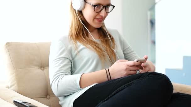 Mujer usando teléfono celular en villa — Vídeos de Stock