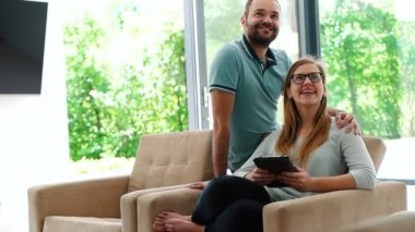  Çift kanepe rahatlatıcı ve Tablet kullanma 