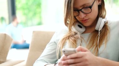  Çift kanepe rahatlatıcı ve Tablet kullanma 