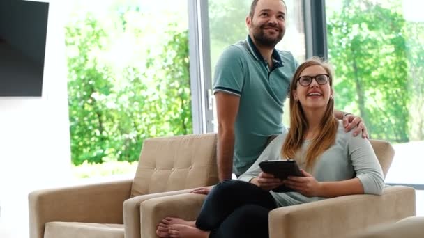 Couple relaxant dans le canapé et en utilisant une tablette — Video