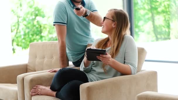 Casal relaxante no sofá e usando Tablet — Vídeo de Stock