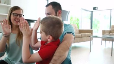 Aile evde eğleniyor. 