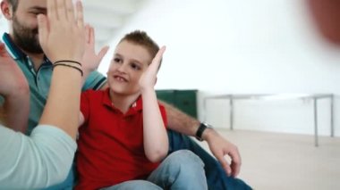 Aile evde eğleniyor. 