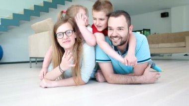 modern villa TV izlerken aile