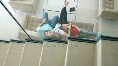 modern villa TV izlerken aile