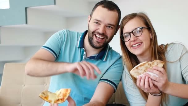 Casal feliz comer pizza — Vídeo de Stock