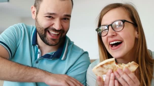 Casal feliz comer pizza — Vídeo de Stock