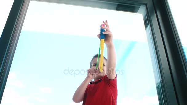 Băiat joc cu arc jucărie în casa luminoasă — Videoclip de stoc