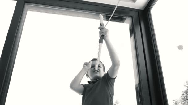 Garçon jouer avec l'arc jouet dans la maison lumineuse — Video