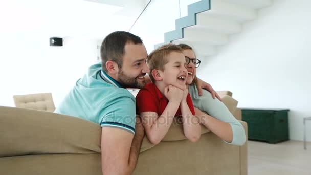 Сім'я дивиться телевізор у сучасній віллі — стокове відео