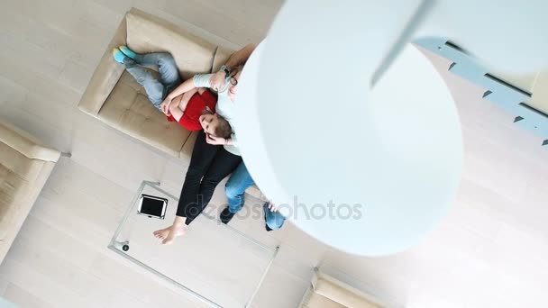 Famiglia guardando la tv in villa moderna — Video Stock