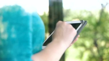 Mutlu kadın kanepede tablet kullanma