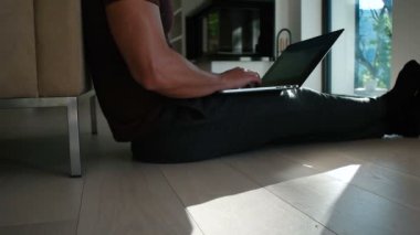 Sevimli adam dizüstü bilgisayar kullanarak 