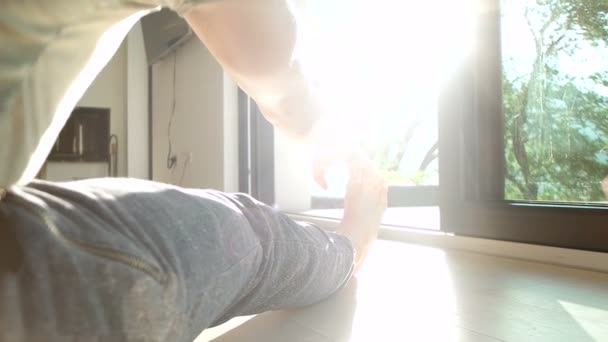 Młody człowiek, stretching, ćwiczenia w domu — Wideo stockowe