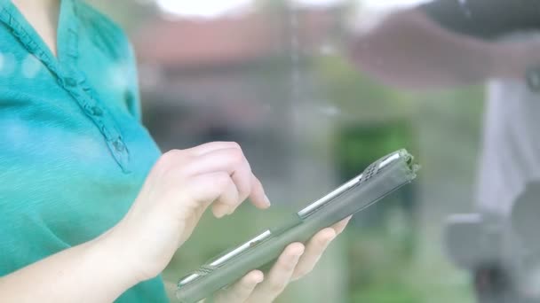 Mutlu kadın kanepede tablet kullanma — Stok video