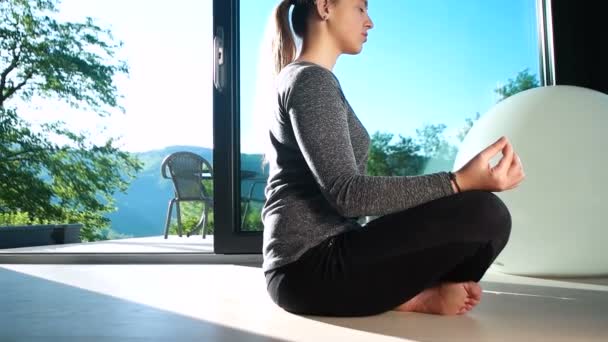 Mujer haciendo yoga — Vídeos de Stock