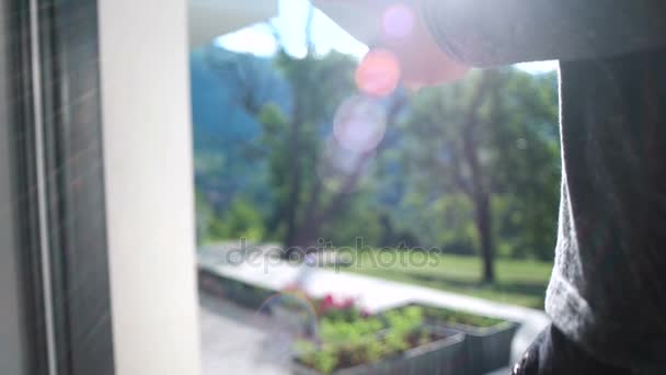 Mujer de pie en la terraza mientras usa la tableta — Vídeos de Stock