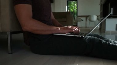 Sevimli adam dizüstü bilgisayar kullanarak 