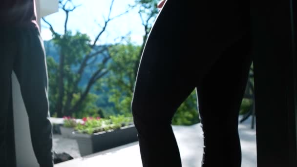 Couple buvant du café à la villa de luxe 