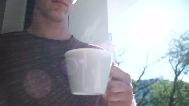 Paar trinkt Kaffee in Luxusvilla — Stockvideo